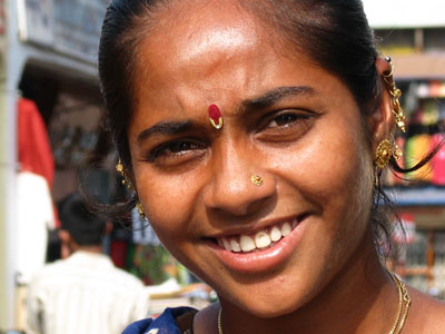 Jeune femme au marché de Mapusa - Inde