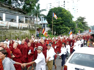 Manifestation pacifistela foule protège les moines