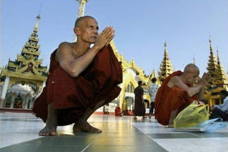 Manifestation de 300 moines en Birmanie