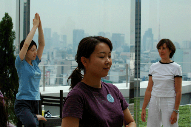 Cours de Yoga de Josiane sur les toits de Tokyo - 32ème étage !