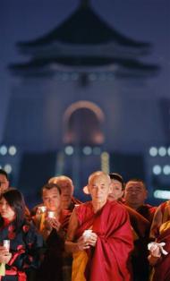 Des moines bouddhistes du Tibet se réunissent pour une veillée aux bougies dans le centre de Taipei, à Taiwan, le lundi 17 mars 2008. Le Bouddhisme enseigne la gentillesse même envers son pire ennemi et il l'a toujours fait, depuis plus de 2500 ans. Cependant, les éclats occasionnels de violence sont devenues chose commune dans les société bouddhistes d'Asie, car ces dernières luttent contre les dominations extérieures et les régimes oppressifs.