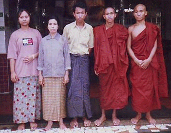 Sa soeur, sa mère (Daw Ye), son frère (Aung Kyaw Kyaw), un ami et U Gambira