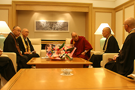 ArchiveLe Dalai Lama avait rencontré la Fédération Bouddhiste Kanagawa  à Tokyo en 2007