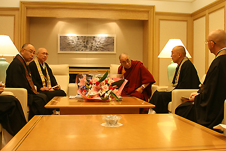 ArchiveLe Dalai Lama avait rencontré la Fédération Bouddhiste Kanagawa à Tokyo en 2007 ArchiveLe Dalai Lama avait rencontré la Fédération Bouddhiste Kanagawa à Tokyo en 2007