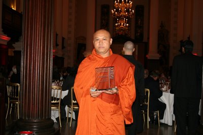 Le Moine Birman U Ottaya reçoit le trophée au nom d'U Gambira