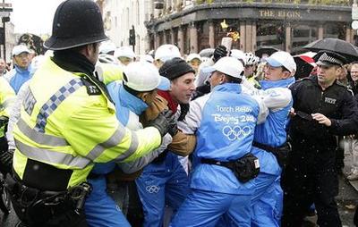 Des manifestants ont tenté d'éteindre la flamme olympique à Londres (Reuters)