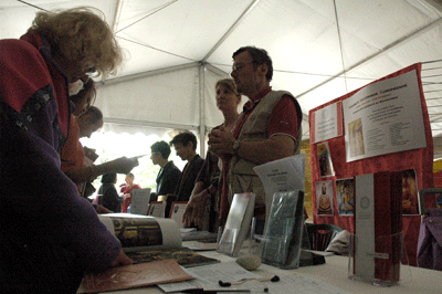 Stand de l'Université Bouddhique Européenne