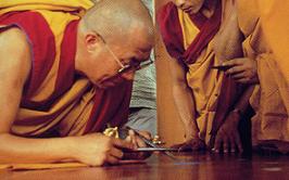 Le Dalaï Lama, commençant un mandala de Kalachakra en sable. Leh, Ladakh Inde, 1988