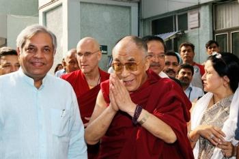 Le Dalaï Lama à sa sortie de l'hôpital
