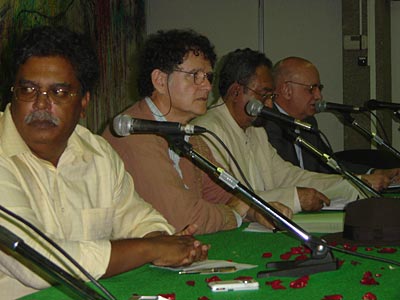 À la tribune, de gauche à droite, le docteur Selvam Chanemougame, président de Tamij Sangam, René-Louis Pestel, adjoint au maire de Saint-Denis délégué à la culture, Idriss Issop Banian, président du Groupe de dialogue inter-religieux, et Mgr Gilbert Aubry, évêque de La Réunion