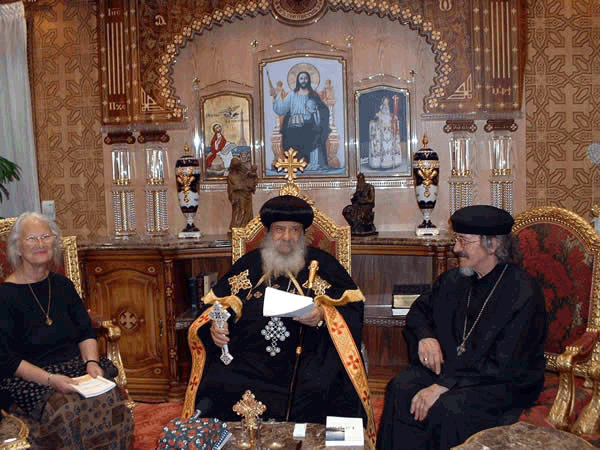 Père Alphonse Joseph Goettmann et son épouse Rachelavec Sa Sainteté Amba Shenouda III Patriarche d'Alexandrie