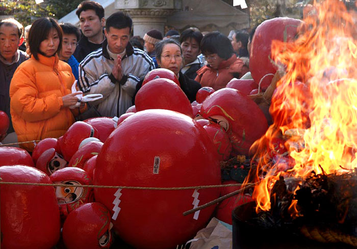 Burning old Daruma Dolls on New Yearお焚上所