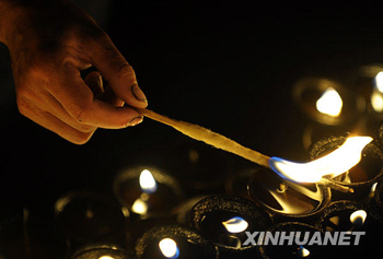 Le 21 décembre, un moine du Temple Jokhong de Lhasa en train d'allumer une lampe au beurre de yack