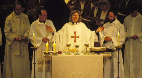 En 1994, Angela Berners fut la première femme ordonnée prêtre en Angleterre. À cette occasion, cinq cents membres du clergé avaient alors quitté l'Église anglicane pour rejoindre celle de Rome. Crédits photo : Eyedea Presse