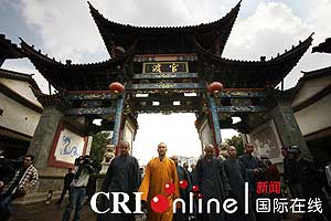 Fourteen Shaolin monks arrived in the ancient town of Guandu near Kunming in Yunnan Province on December 13 to take over the management of four temples.
