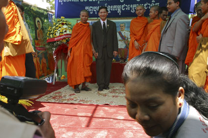 Phnom Penh (Cambodge). 4 juin 2003. Thach Setha, membre du Parti Sam Rainsy, lors d'une cérémonie financée par le roi Norodom Sihanouk, commémorant la perte du Kampuchea Krom au profit du Vietnam