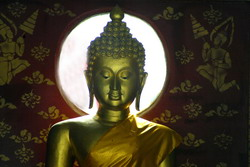 Aujourd’hui, jour de pleine lune, les bouddhiste célèbrent le sermon du Bouddha dans le jardin Véluwan