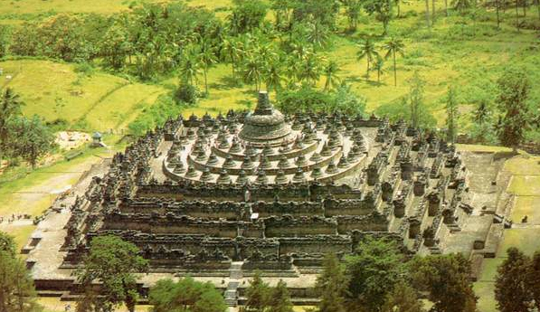 Le temple-montagne de Borobudur, à Java (Indonésie)