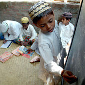 Des écoliers indiens dans une madrasa