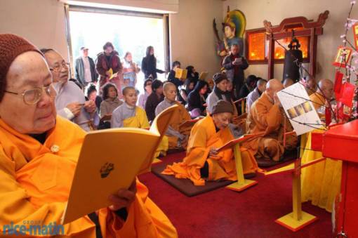 Les fidèles ont longuement prié dans le temple.