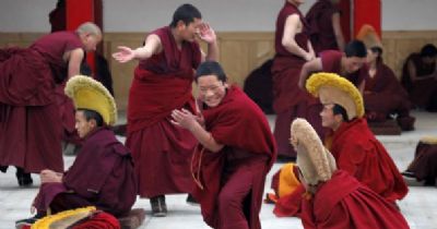 Des moines tibétains en plein exercice religieux dans un monastère près de Tongren, le 24 février 2009. Un an après les émeutes anti-chinoises au Tibet, les forces de sécurités chinoises ont mis en place