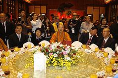 Le Vénérable Xin Yun (au centre), dîne hier en compagnie du maire de Taipei, Hau Lung-bin (à g.), de Ye Xiaowen (2e à d.), en charge des Affaires religieuses à Pékin, et de Wu Po-hsiung (1er à d.), le président du Kuomintang.