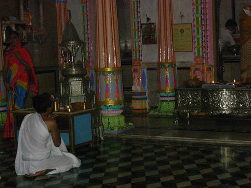 Un fidèle dans un temple