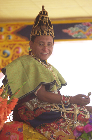 Sa Sainteté Gyalwang Drukpa revêtu des précieux Ornements de naropa (Ladakh 2004)