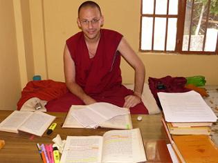 Puntsok, un Israélien de 35 ans, est moine depuis 14 ans