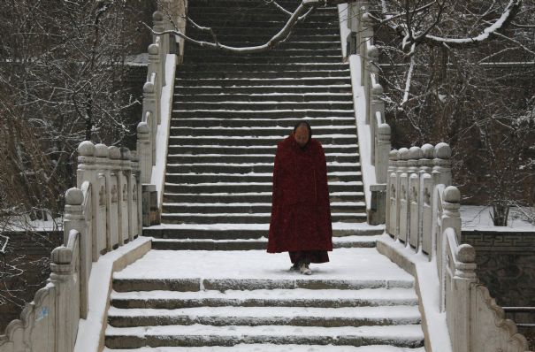 Un moine tibétain se rend à la prière dans un temple du Monastère Kumbun, situé dans la périphérie de Xining, le 11 mars. Le Monastère est le lieu de naissance du fondateur de la secte bouddhiste des Gelupka ('les Vertueux'), menée par le chef spirituel du Tibet. La sécurité dans la province reste étroite au lendemain du 50ème anniversaire de l'exil du Dalai Lama. Il avait tenté de s'opposer au gouvernement chinois en 1959.