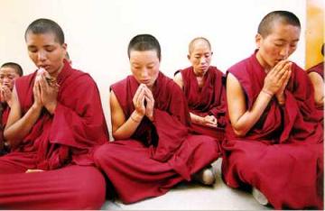 tibetannunspraying-.jpg
