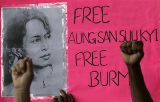 Lors d'une manifestation en faveur de la libération de l'opposante birmane et prix Nobel de la paix