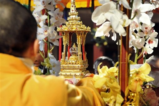 Un moine bouddhiste veille sur les reliques du Bouddha historique à la Grande Pagode de Vincennes, le 17 mai 2009