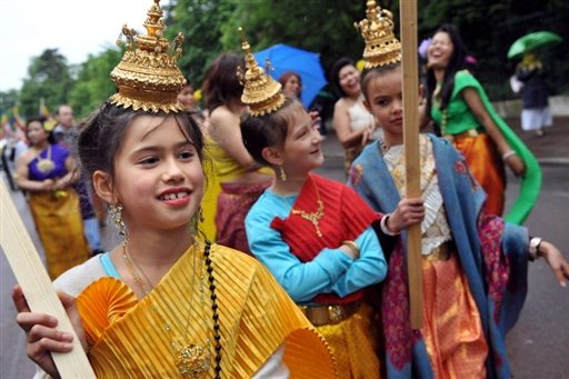 Des enfants de la communauté bouddhiste accueillent les reliques du Bouddha historique à Vincennes, le 17 mai 2009