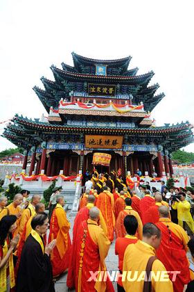 le pavillon Guangyin lors du rite d'inauguration d'une statue de bouddha