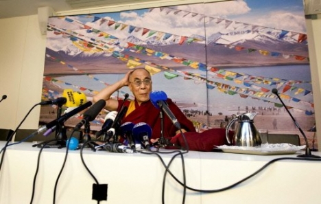 Le dalaï lama lors d'une conférence de presse le 3 juin 2009 à l'aéroport de Schuphol, lors de son arrivée aux Pays-Bas