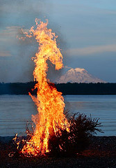 Feu réalisé à l'occasion du solstice d'été