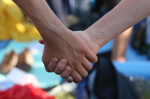 Deux homosexuels se tiennent la main (photo d'illustration).