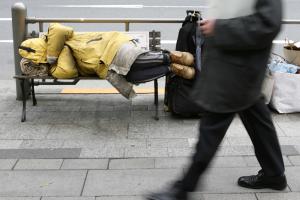 Dans les rues de Tokyo, des SDF japonais ont le sentiment qu'ils sont responsables de leur déchéance et de leur marginalité.