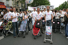 Parents de l'APGL défilant lors de la Marche des Fiertés