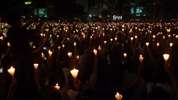 Veillée aux chandelles à Hongkong en mémoire des victimes de la répression en 1989.