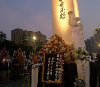 Gerbes de fleurs à Hongkong, en hommage aux victimes de Tiananmen.