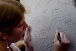 Leur idole s'est éteinte, mais pour les fans de Michael Jackson qui commentaient la nouvelle jeudi soir à New York, de Times Square à Harlem, où ils s'étaient regroupés pour un hommage spontané et musical, le 