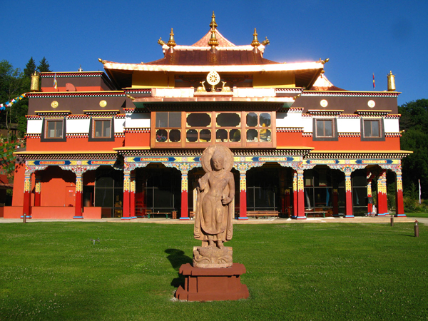 Bouddha debout devant le temple de Lérab Ling