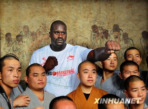 Shaquille_O_Neal_en_compagnie_de_moines-3.jpg