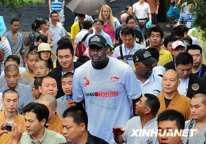 Shaquille O'Neal en compagnie de moines et de touristes