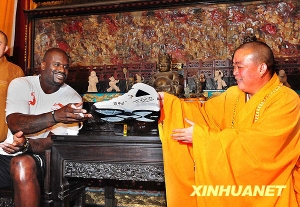 Shaquille_O_Neal_offre_au_bonze_superieur_du_temple_Shi_Yongxin_des_chaussures_de_basketball-3.jpg