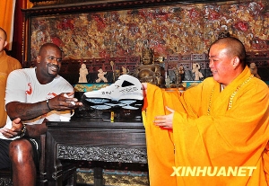 Shaquille O'Neal offre au bonze supérieur du temple, Shi Yongxin, des chaussures de basketball