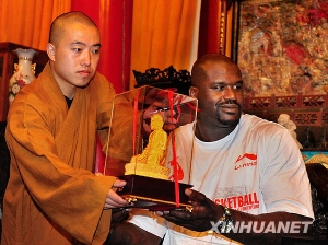 Shi Yongxin offre à Shaquille O'Neal une statue de Bouddha