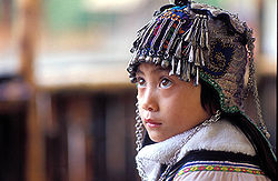 Enfant akha portant un bonnet traditionnel